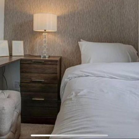 Luxury 4 Bedroom House Манчестър Екстериор снимка