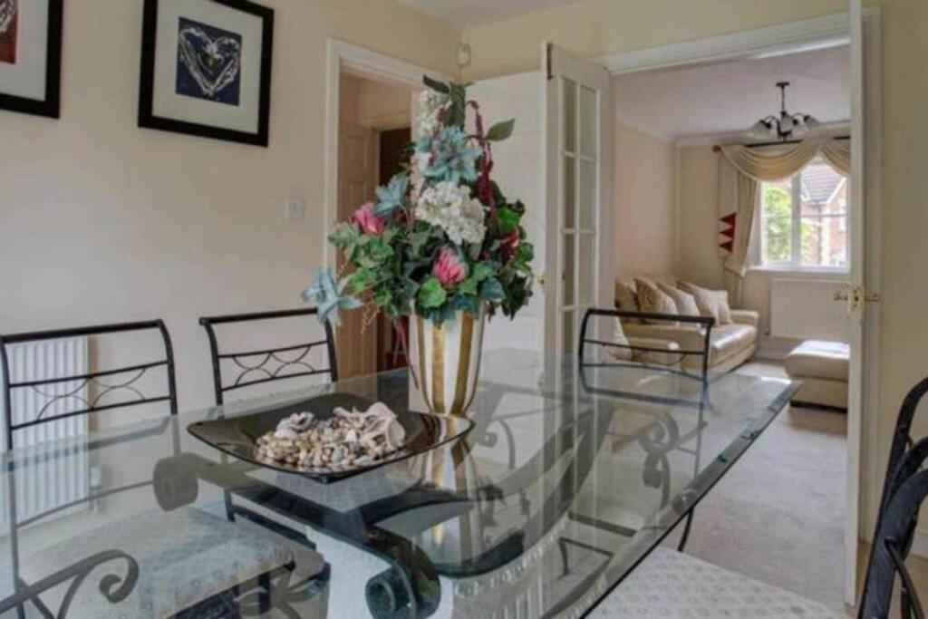 Luxury 4 Bedroom House Манчестър Екстериор снимка