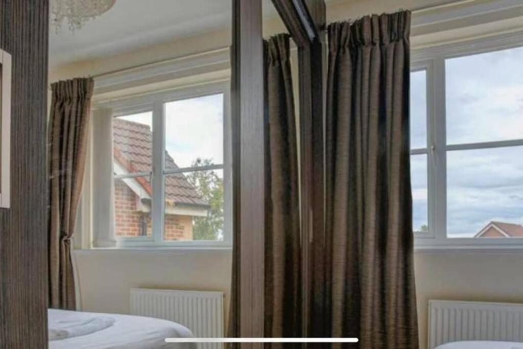 Luxury 4 Bedroom House Манчестър Екстериор снимка